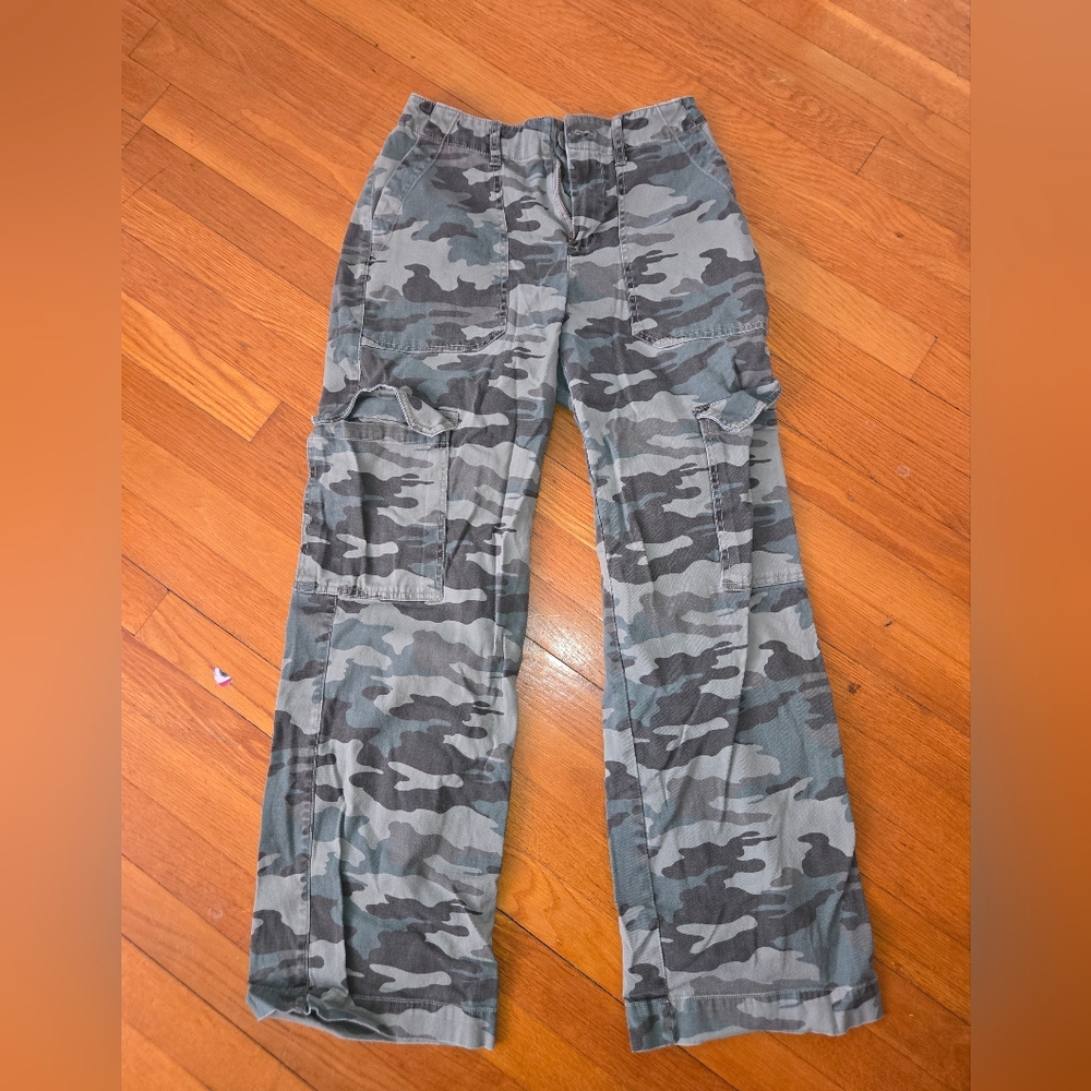 Universal Threads Camo Cargo Pants - image 3